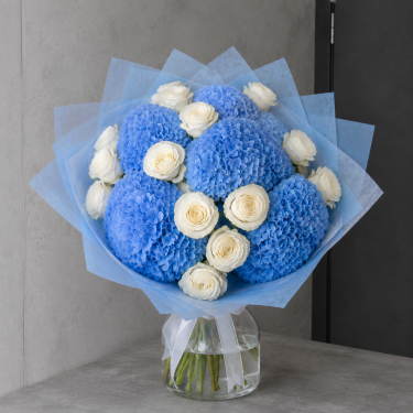 Букет синии гортензии и белые розы